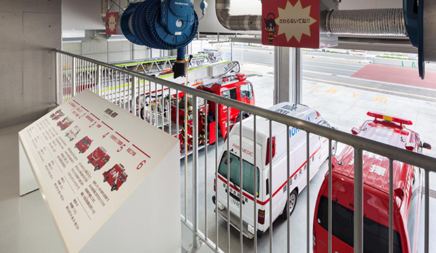 ２階から見た消防車両